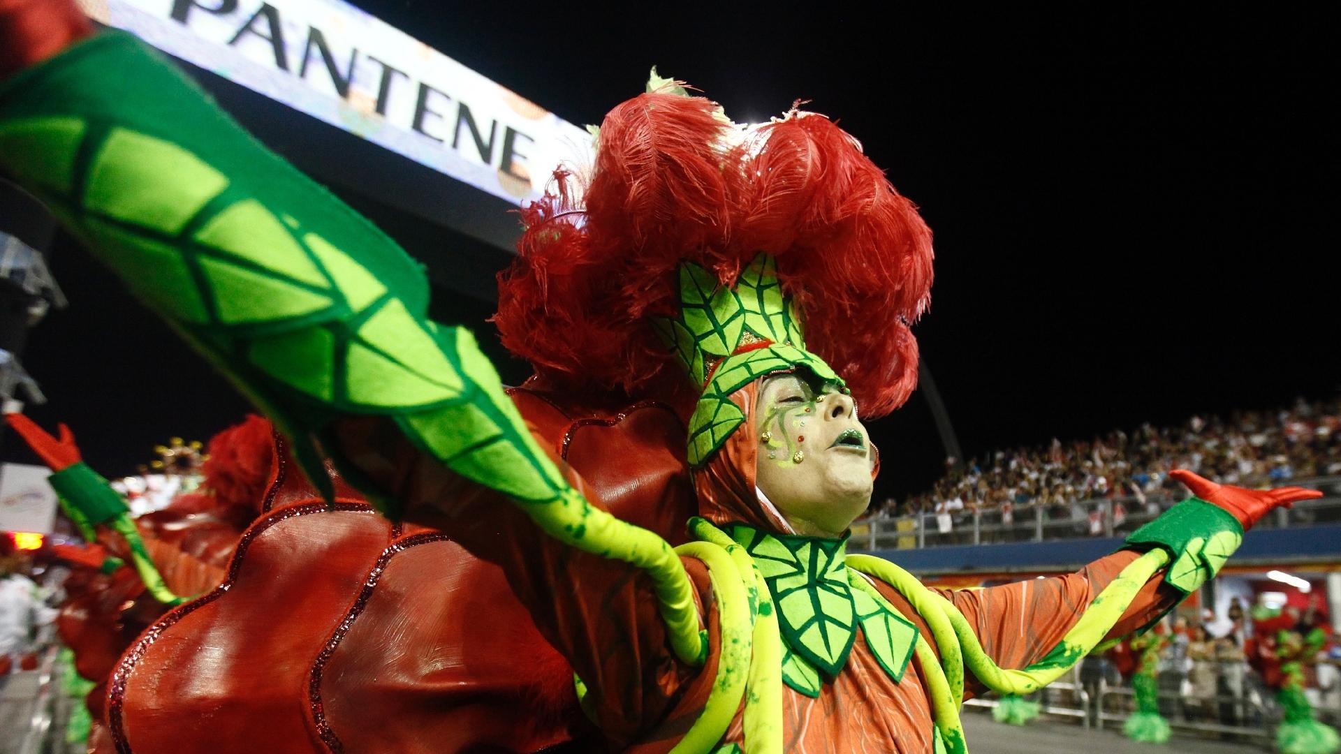 A Mocidade Alegre faz um tributo à cantora Alcione com o enredo "A voz marrom que não deixa o samba morrer" - Ricardo Matsukawa/UOL
