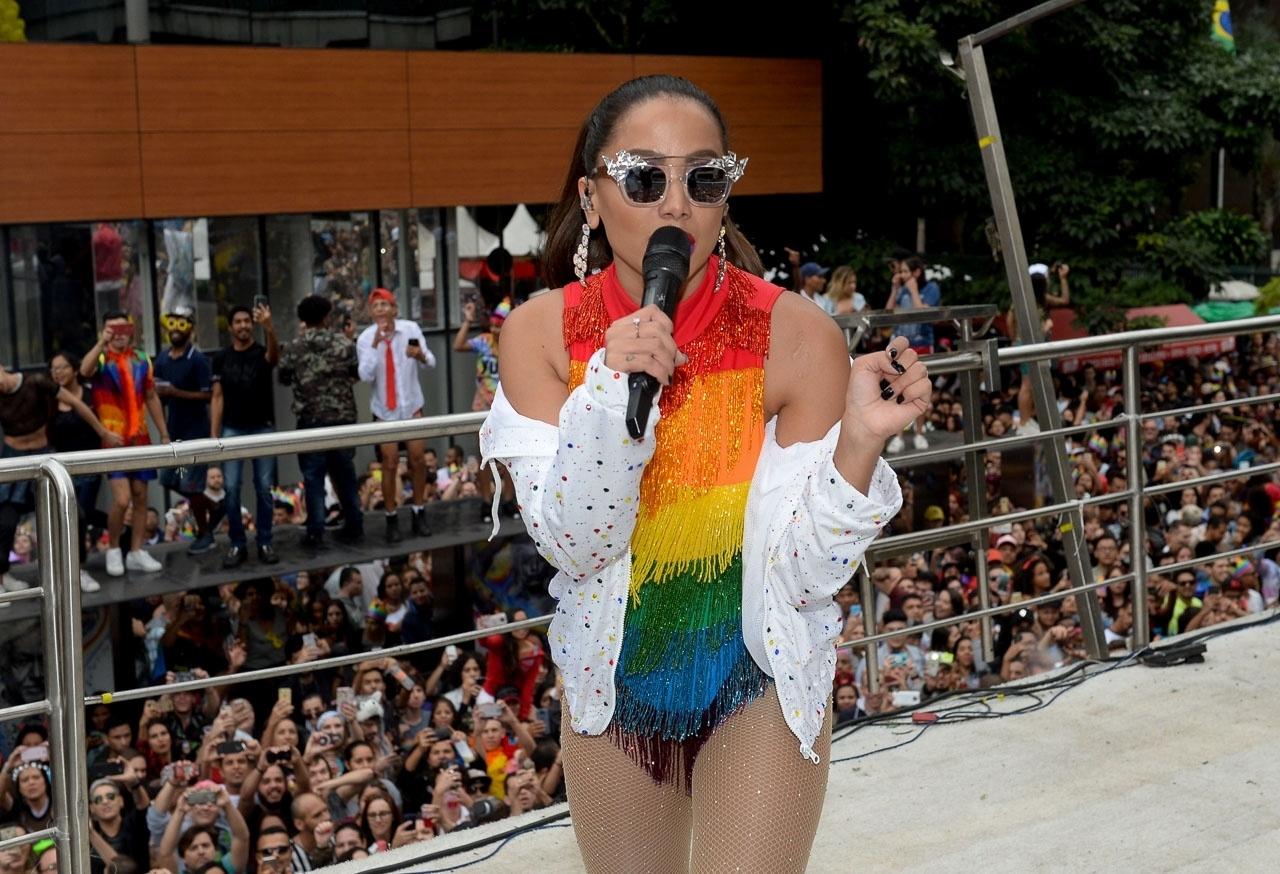 Com pop e sensualidade, cantora agitou os participantes da Parada do Orgulho LGBT - Francisco Cepeda/AgNews