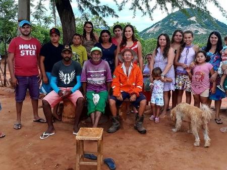 O grupo Humorista da Serraria junto com a comunidade rural onde vivem; ao centro, Valdo (o Seu Mané) de laranja, e Arnaldo (de roxo e boné verde) - Divulgação/Humorista da Serraria Ofc