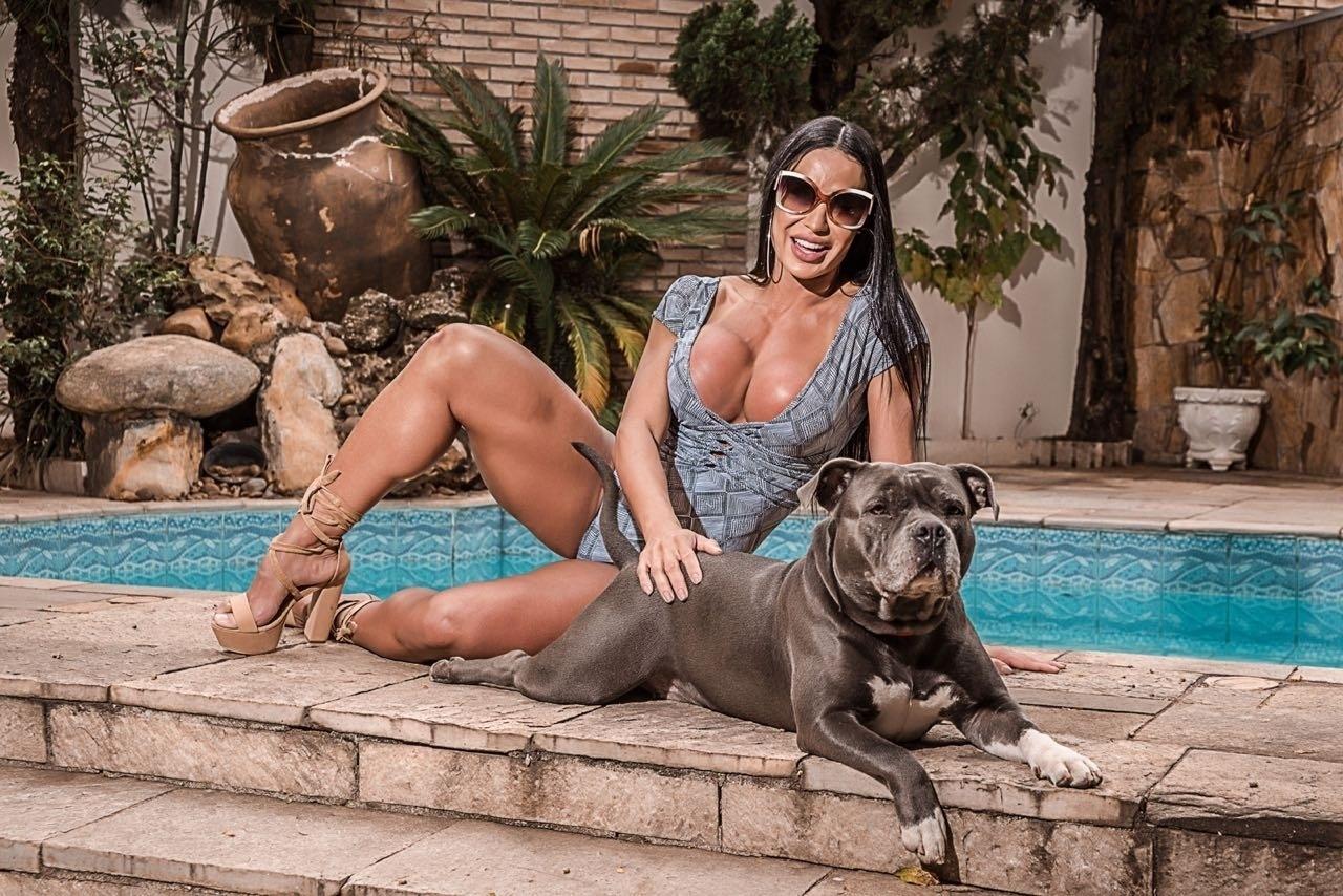 Gracyanne Barbosa faz ensaio sensual com Kira, sua cadela da raça pitbull - Wsantos / Vhassessoria