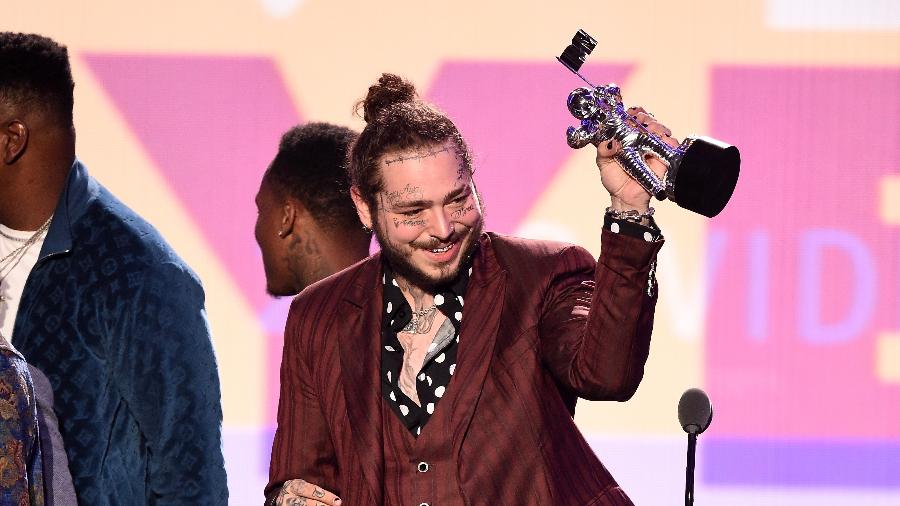 Post Malone leva astronauta de prata de canção do ano no VMA 2018 por "Rockstar", parceria dele com 21 Savage - Michael Loccisano/Getty Images for MTV