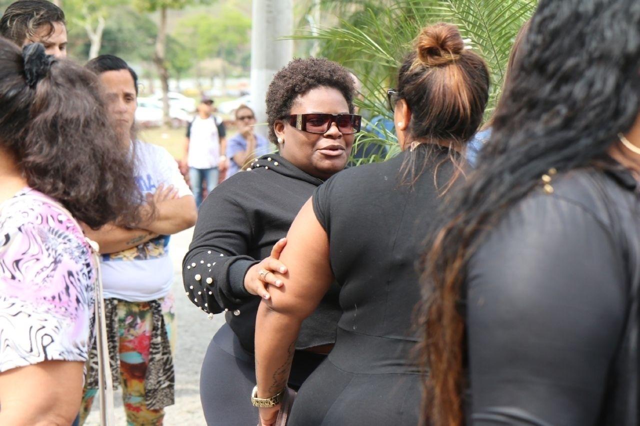 Jojo Todynho é confortada no enterro do amigo Mr. Catra - Daniel Pinheiro/AgNews