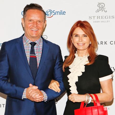 O produtor Mark Burnet com a atriz Roma Downey - Getty Images - Getty Images