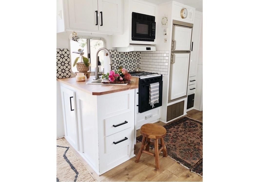 No Brasil, os preços costumam ser relativamente parecidos. O diretor da Victória Motor Homes explica que tudo depende do modelo e do que compõe seu interior: ?Um de rebocar, por exemplo, custa, por aqui, em média, R$ 25 mil?. Já uma van motor casa sai a partir de R$ 120 mil. ?Para casais ou jovens que realizam expedições, os veículos mais usados têm, em média, até 7 metros?, acrescenta Plínio - Ashley Petrone/Divulgação