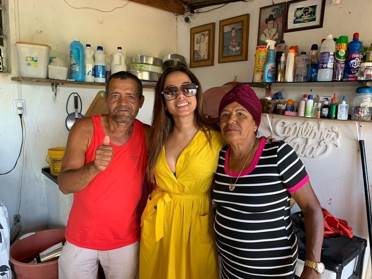 Anitta posou para fotos com os pais de Carlinhos Maia e emocionou os moradores da Vila - Divulgação
