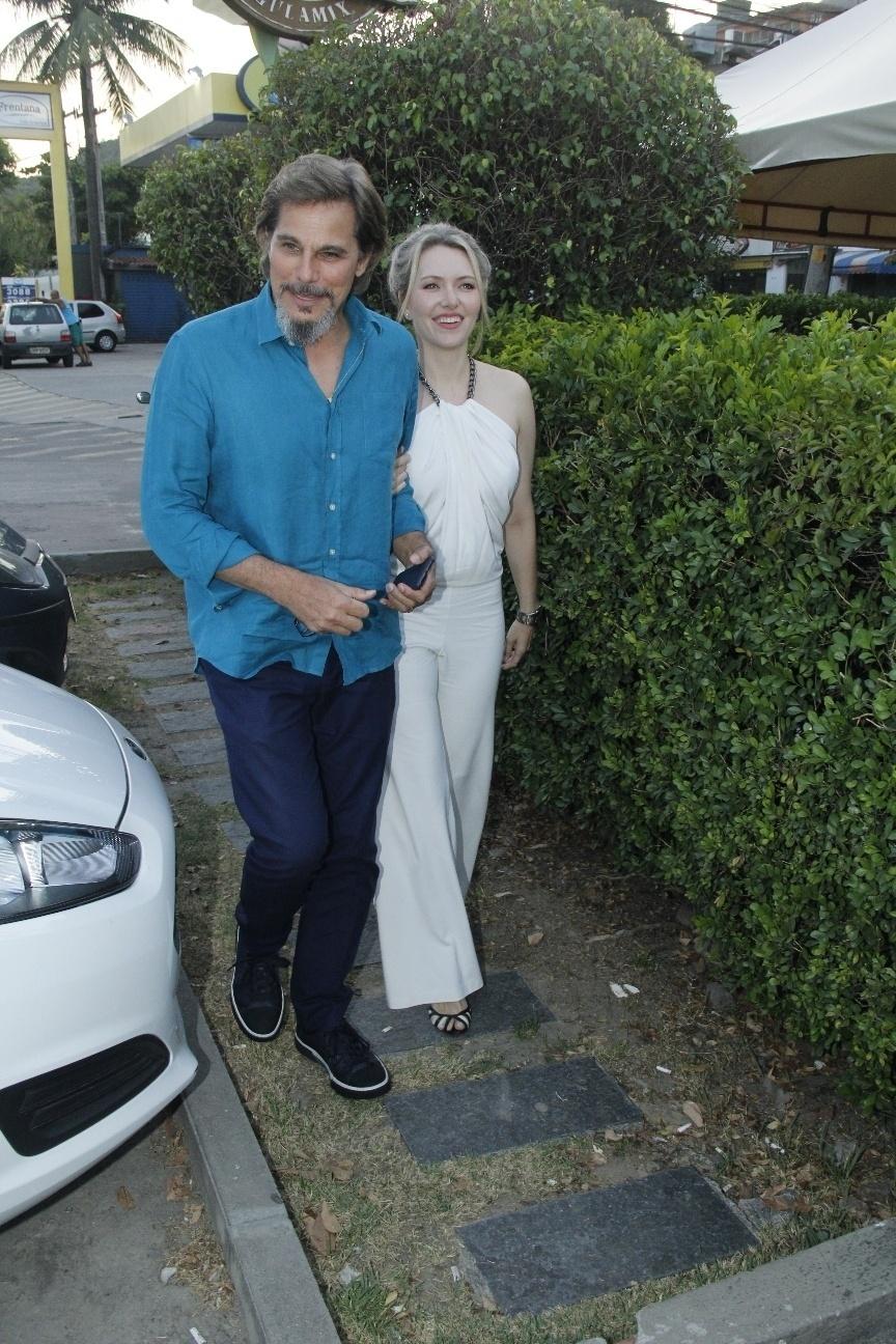 Edson Celulari foi Dom Sabino na trama das sete; ele assistiu o último capítulo com o elenco e a mulher Karin Roepke - Wallace Barbosa/AgNews