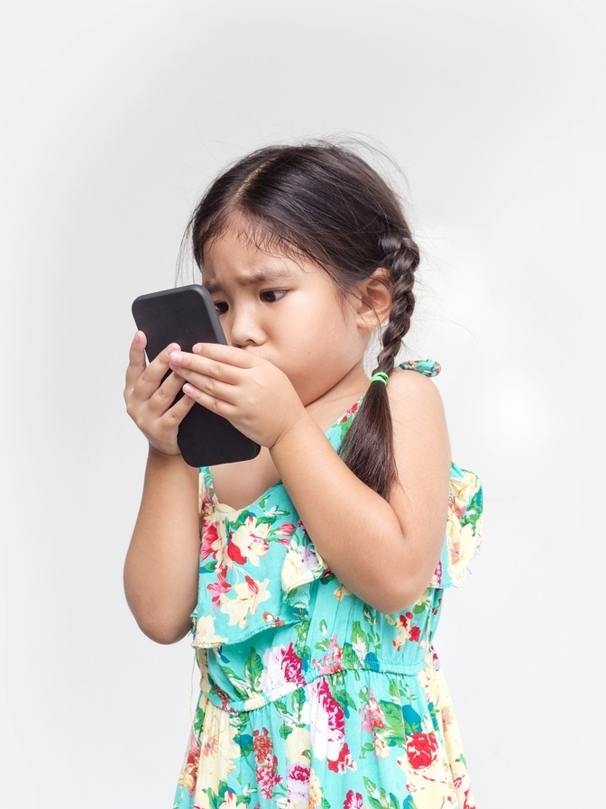 As Crianças Estão Sorrindo Olhando Para a Tela Do Telefone Celular