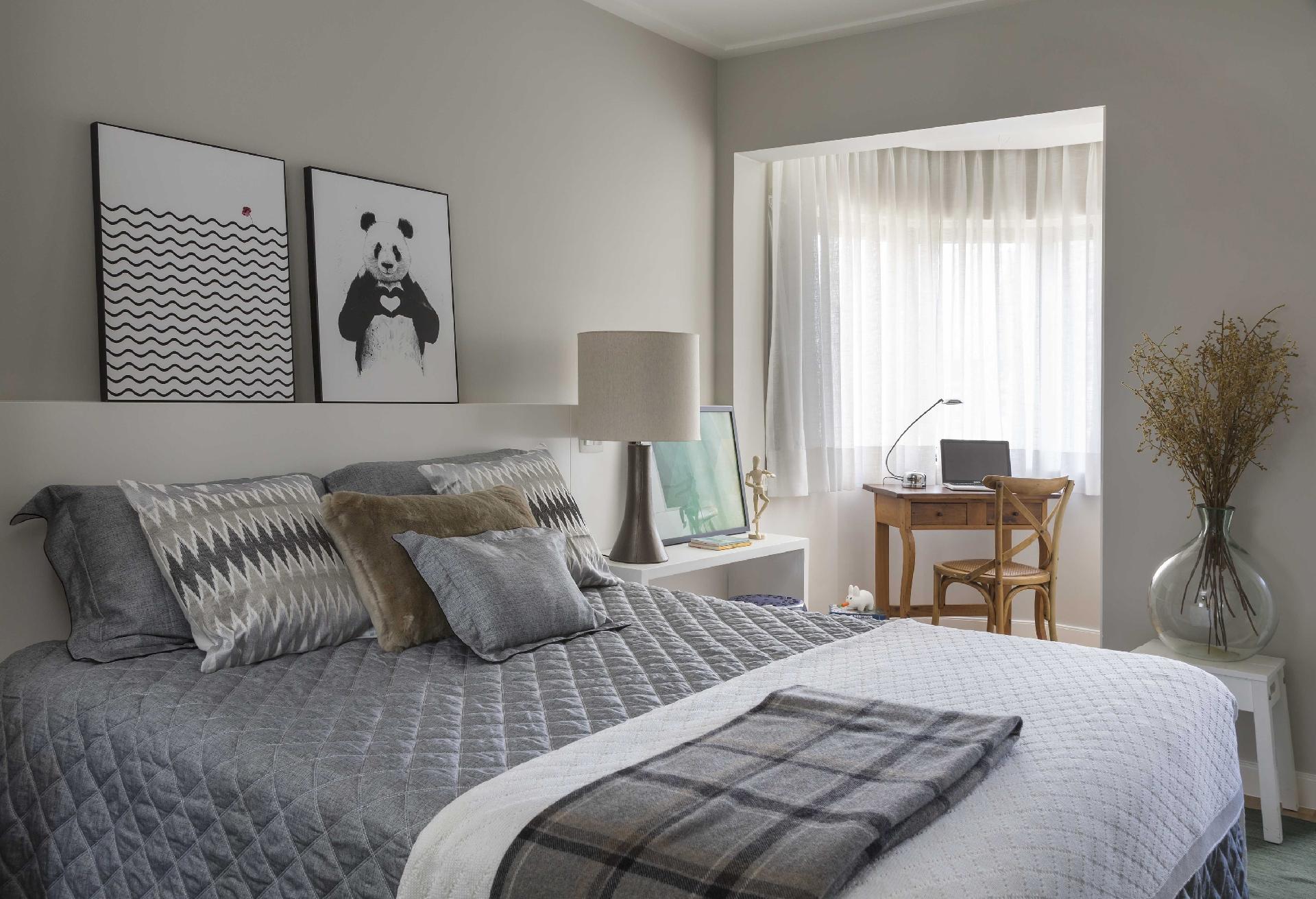 Foi só observar o recorte dentro do quarto que Ana Yoshida logo resolveu ocupar o espaço com um pequeno escritório. Com iluminação abundante, a arquiteta dispôs uma mesinha com duas gavetas, próprias para guardar a papelada, e providenciou uma luminária articulada a fim de oferecer uma luz extra à noite - Evelyn Müller | Divulgação