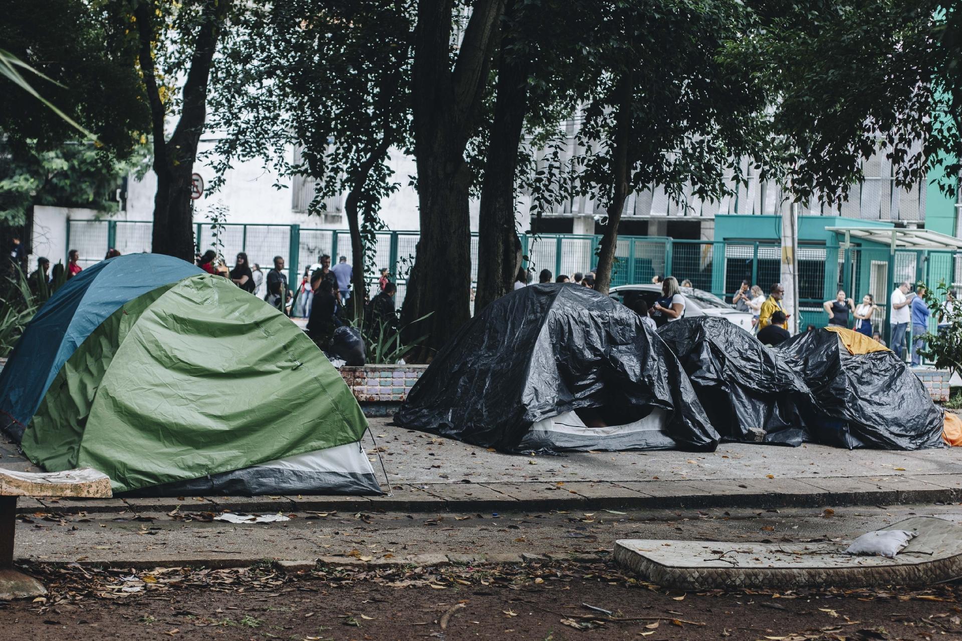 Com mais de 5 mil pessoas na fila, fãs enfrentam chuva para comprar ingressos para o show do BTS no Allianz Parque, em São Paulo - Carine Wallauer/UOL