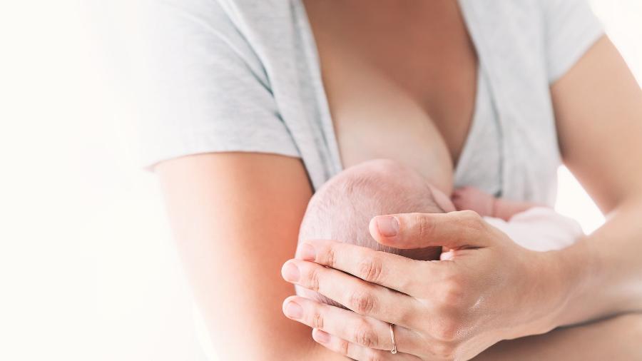 Restaurante da rede TGI Friday"s pediu que mãe amamentasse filho em banheiro desativado - iStock