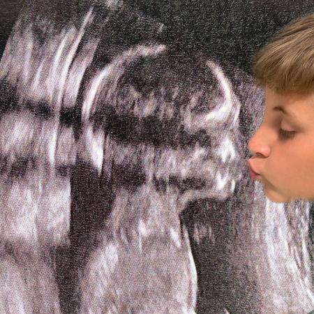 Davi, filho de Claudia Leitte, "beija" a imagem da irmãzinha Bella no ultrassom - Reprodução / Instagram