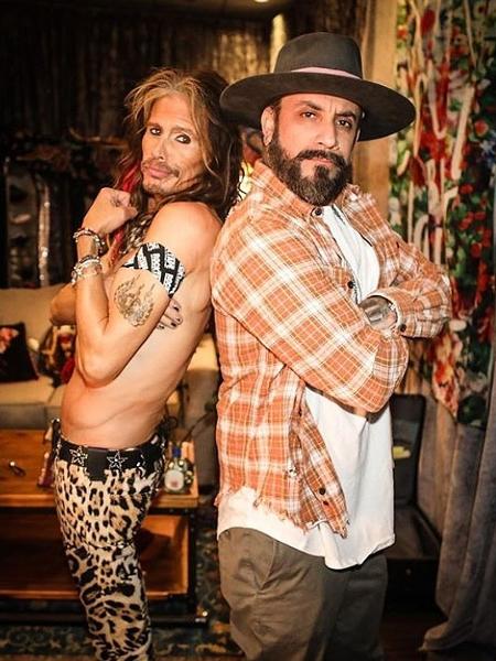 Steven Tyler, do Aerosmith, e AJ McLean, dos Backstreet Boys, posam juntos em Las Vegas - Katarina Benzova/Reprodução/Instagram