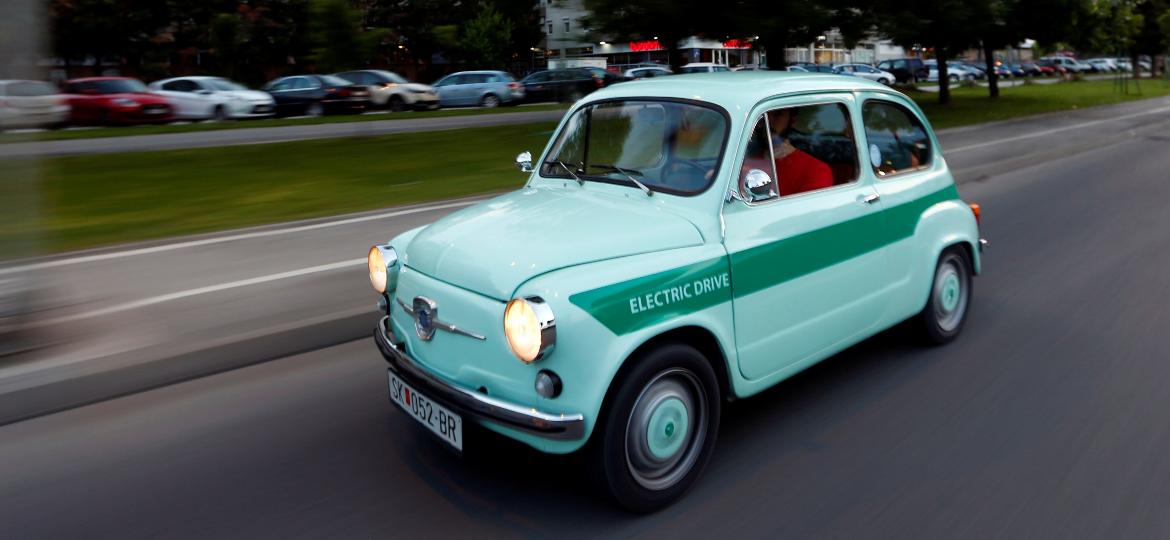 Zastava 750, recriação local do clássico Fiat 600; unidades sobreviventes são convertidas em elétricos - Ognen Teofilovski/Reuters