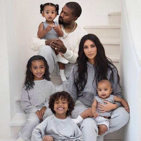 Kim Kardashian e Kanye West em foto de família no Natal - Reprodução/Instagram