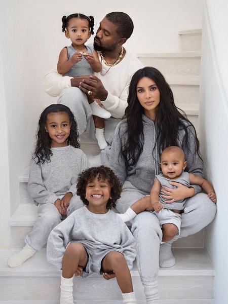 Kim Kardashian e Kanye West reúnem a família para cartão de Natal do ano de 2020; família vê separação do casal - Reprodução/Instagram