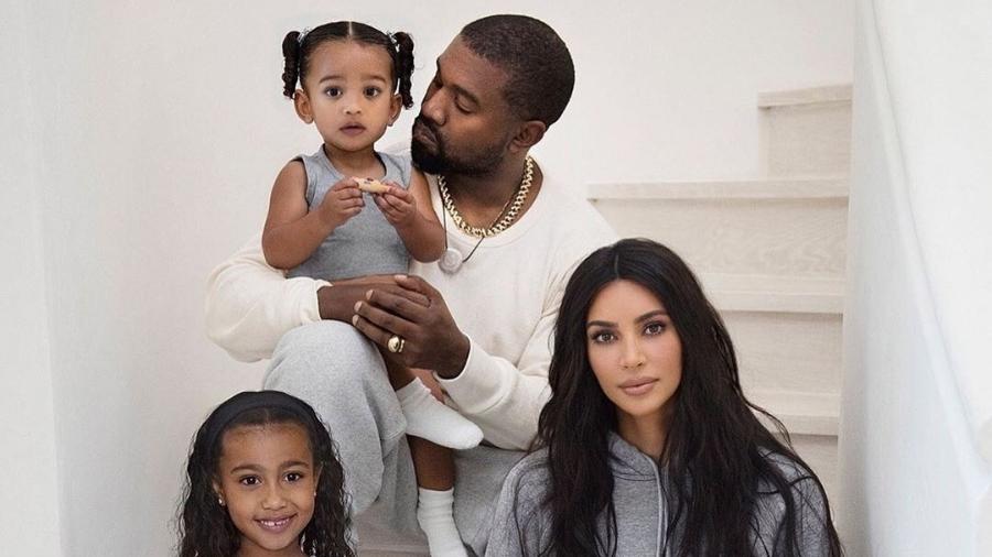 Kim Kardashian e Kanye West reúnem a família para cartão de Natal - Reprodução/Instagram