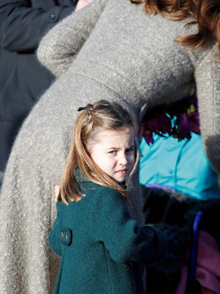 25.dez.2019 - Kate Middleton e a filha Charlotte cumprimentam o público após missa de Natal em Sandringham - Phil Noble/Reuters