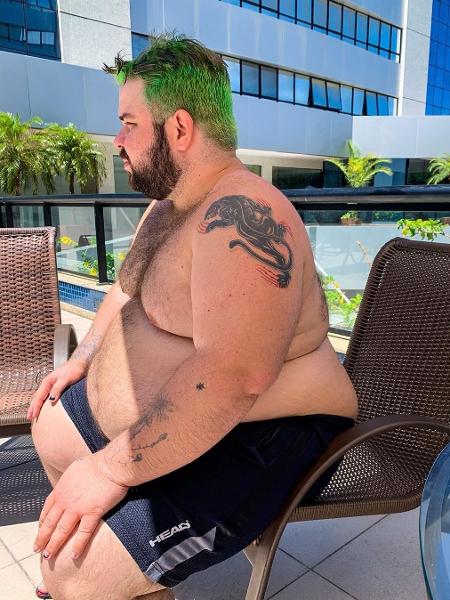 Caio Revela mostrou como cadeiras podem ser um pesadelo para gordos - Reprodução/Instagram
