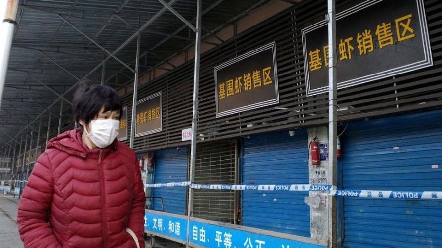 Mercados chineses, onde animais selvagens e caçados muitas vezes de maneira ilegal ficam juntos, foram apontados como terreno fértil para doenças - Getty Images via BBC