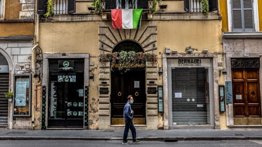 Homem anda pela Via del Corso, em Roma - Getty Images