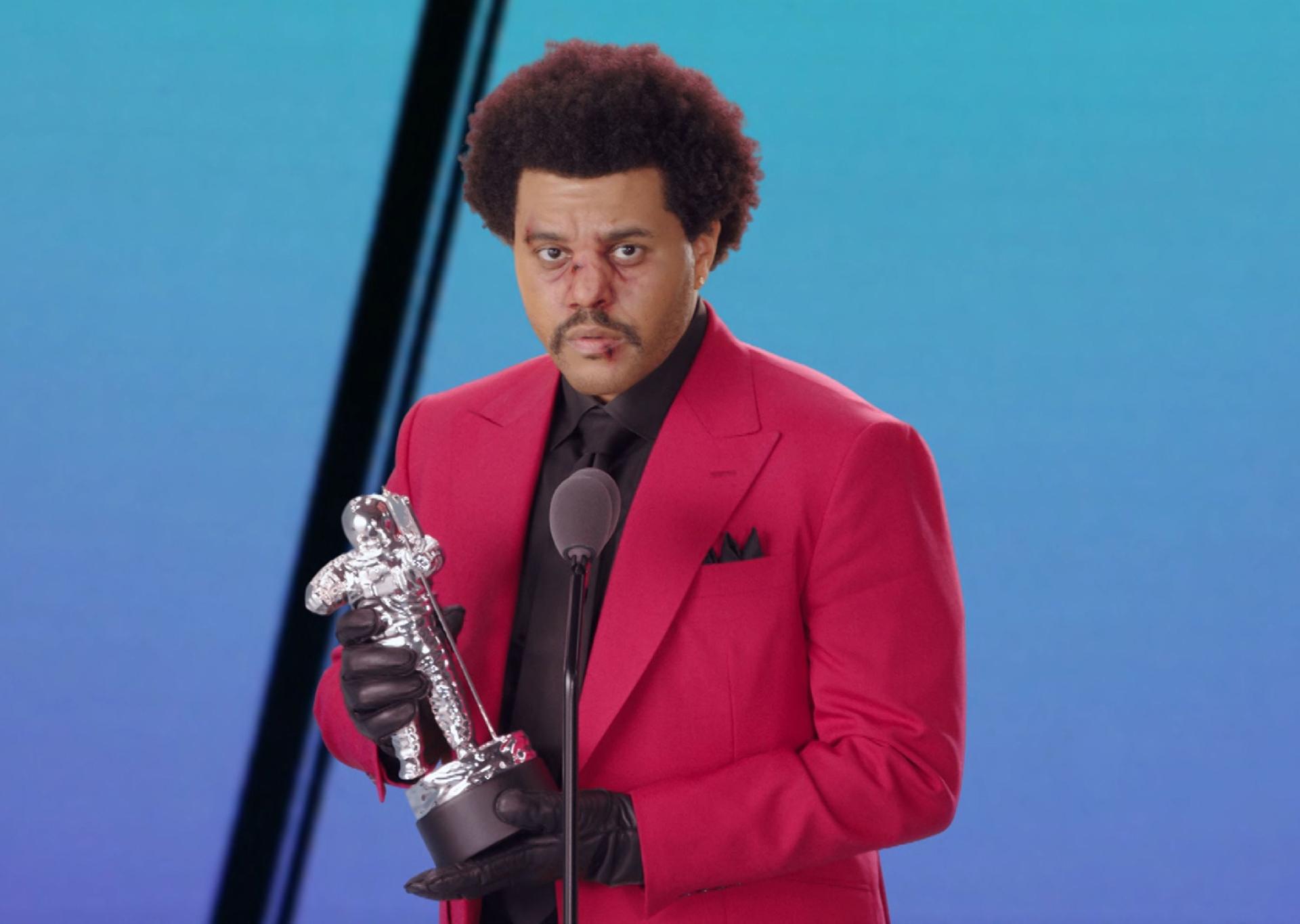 The Weeknd recebendo o prêmio de Melhor R&B por "Blinding Lights" no MTV Video Music Awards 2020 - AFP PHOTO / MTV