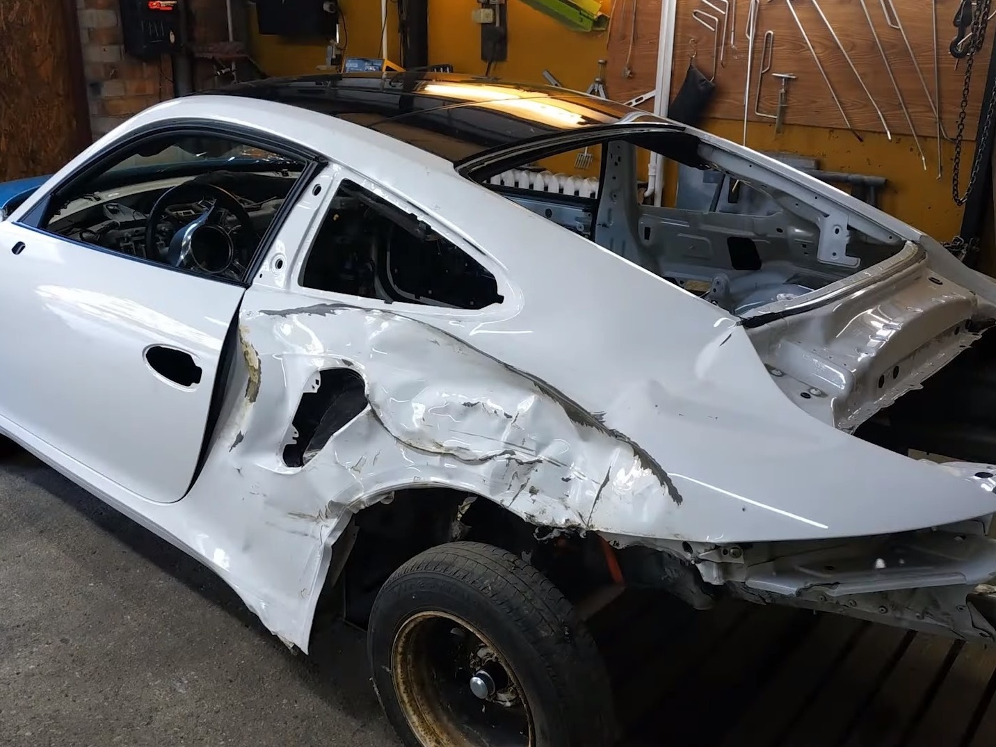 r conserta Porsche 911 destruído em trabalho de 100 horas