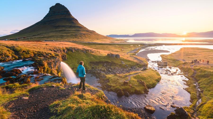 Kirkjufell, na Islândia: país tem destinos inóspitos com paisagens impressionantes - Marco Bottigelli/Getty Images