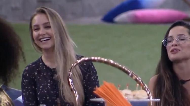 BBB 21: Carla Diaz participa de brincadeira em festa - Reprodução/Globoplay - Reprodução/Globoplay