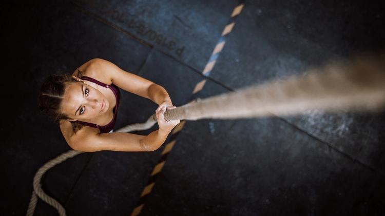 Escalada na corda, crossfit, treino, foco, determinação - iStock - iStock