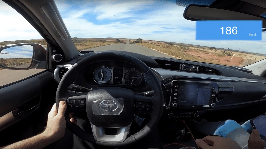 Influenciador posta vídeo dirigindo a mais de 180 km/h em rodovia; decisão judicial responsabiliza plataformas que veiculam conteúdo criminoso Influenciador posta vídeo dirigindo a mais de 180 km/h em rodovia; decisão judicial responsabiliza plataformas que veiculam conteúdo criminoso