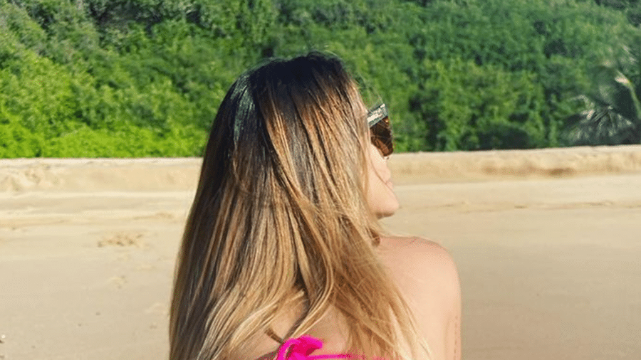 Cleo curte lua de mel com bumbum sujo de areia - Reprodução/Instagram