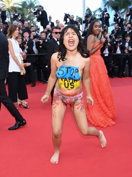 Mulher protesta durante Festival de Cannes - Getty Images