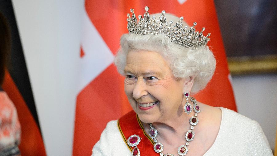 A Rainha Elizabeth 2ª e algumas de suas muitas joias, em foto de 2015 - Michael Ukas - Pool /Getty Images