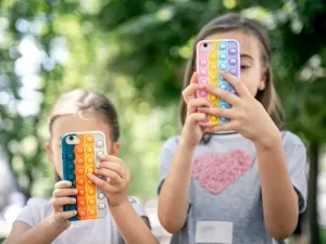 Câmara aprova projeto para proibir uso de celular nas escolas do país