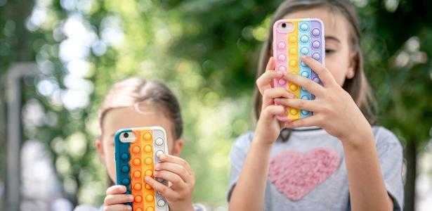 Menos celular e rede social, muita IA: como crianças usam internet em 2025