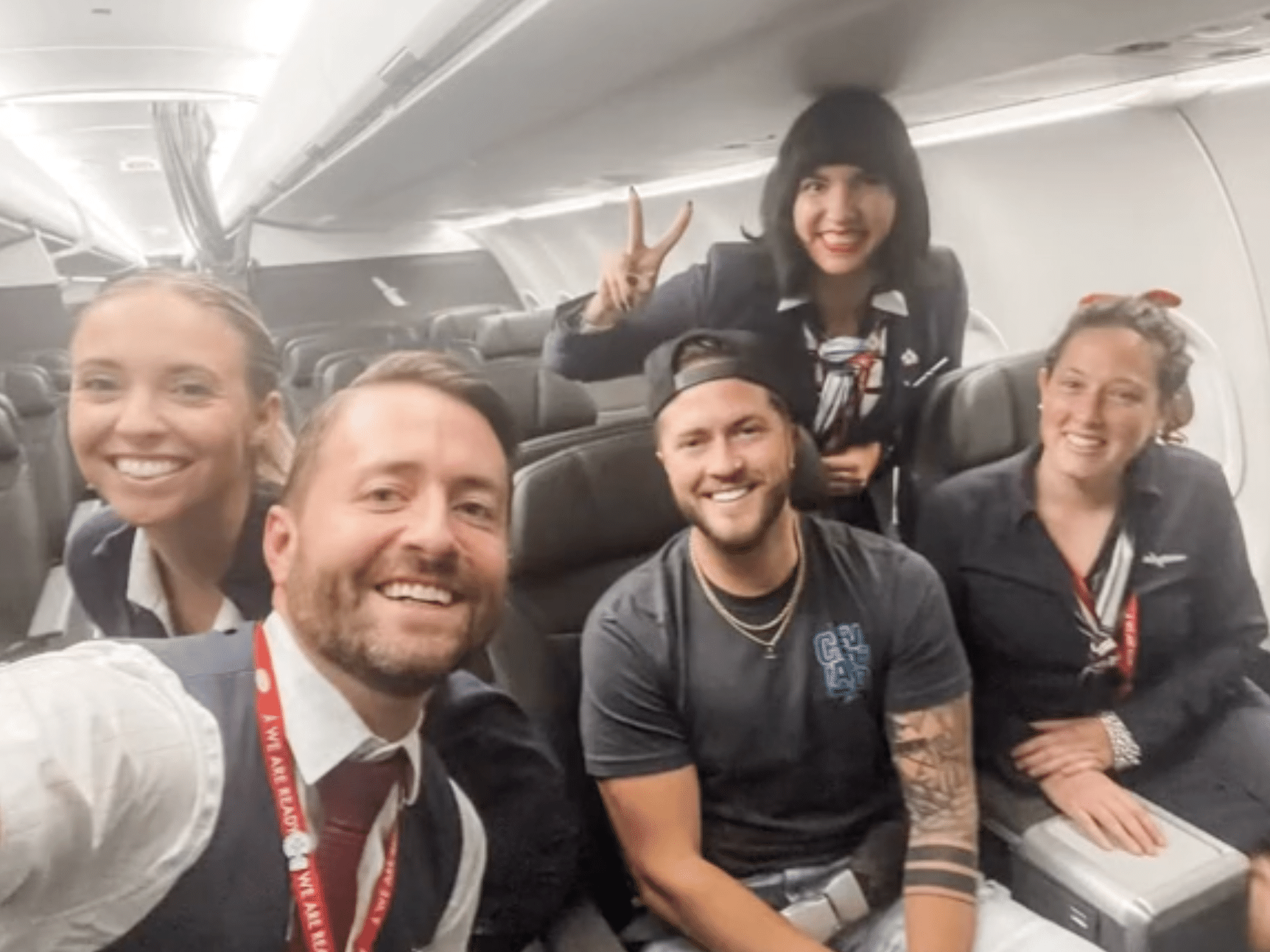 Voo incrível! Companhia aérea leva passageiros para verem aurora da janela  do avião
