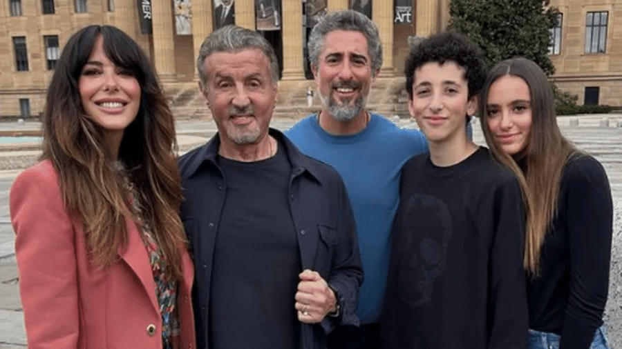 Suzana Gullo mostra fotos dos bastidores de comercial de Mion e Stallone