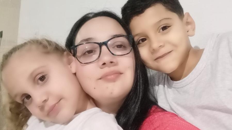 Keren e os filhos Manuella e Isaque, todos diagnosticados com TEA