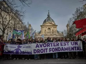 Senado da França aprova lei para incluir direito ao aborto na Constituição
