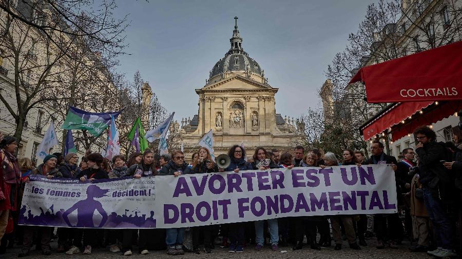 "Aborto é um direito fundamental", diz faixa em protesto feito em frente ao Senado francês