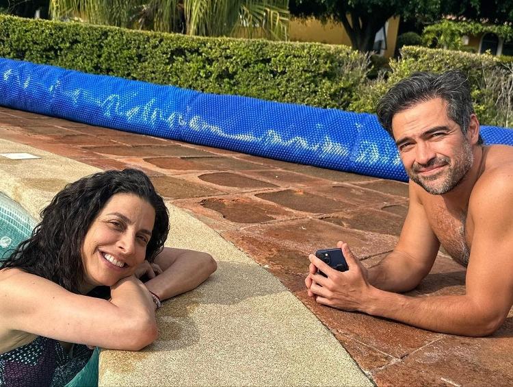  Verónica Toussaint ao lado de Alfonso Herrera em uma piscina