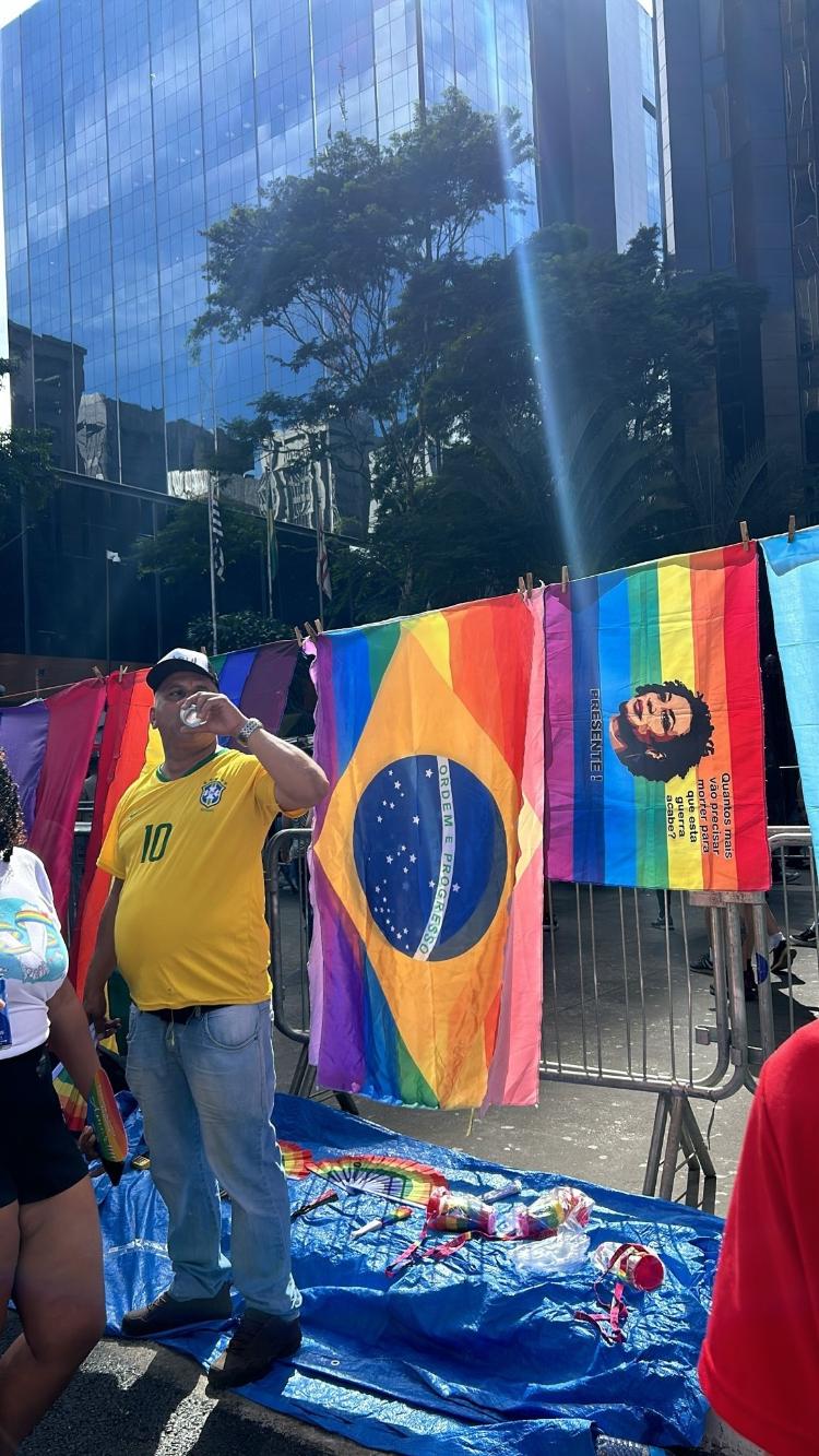 Bandeiras vendidas na Parada LGBT+ 2024