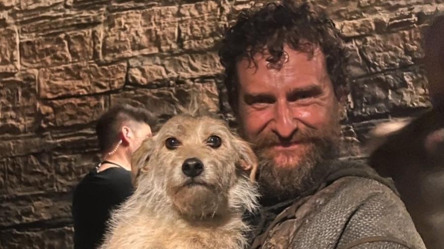 Mark Stobbart postou foto com o ator canino após cena polêmica