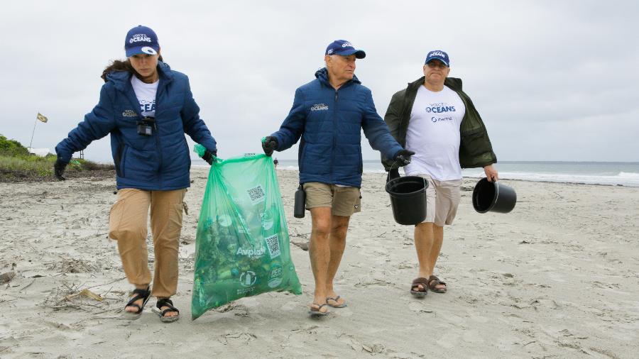 Em cerca de 1 hora coletamos 234 kg de resíduos das areias paranaenses