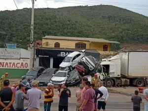 Caminhão perde controle e cria uma pilha de carros batidos no RJ