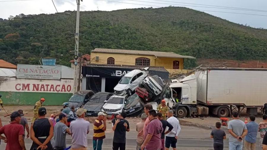 Caminhão bate em carros em Bonsucesso, Teresópolis (RJ)