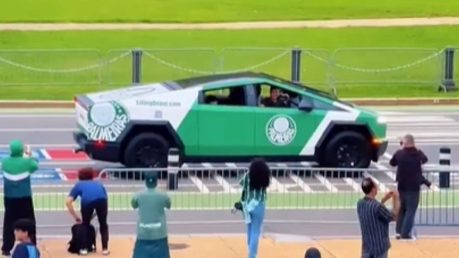 Cybertruck personalizado do Palmeiras foi flagrado entre torcedores do Palmeiras nos Estados Unidos Cybertruck personalizado do Palmeiras foi flagrado entre torcedores do Palmeiras nos Estados Unidos