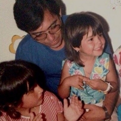 9.ago.2015 - Thaís Fersoza no colo do pai Wilson, com sua irmã, Tatiana. "Sempre assim, nos amparando, protegendo e nos dando suporte", escreveu a atriz