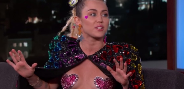 A cantora Miley Cyrus usou adesivos em formato de coração para cobrir os seios - Reprodução
