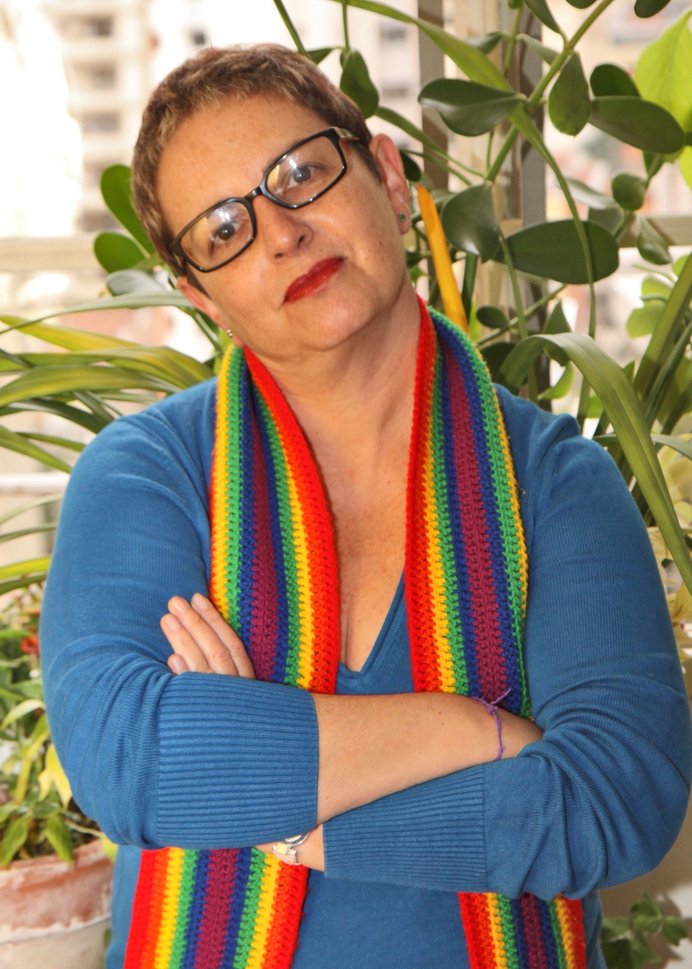 "Escuto muito que namoro mulheres porque os homens que conheci não foram competentes na pegada. Respondo gargalhando: 'que nada! É que as mulheres que namorei sempre tiveram uma pegada muito melhor'. Não chego a me incomodar com esse tipo de afirmação ou mesmo com perguntas, porque sou absolutamente bem resolvida com a minha orientação sexual. Vejo que as pessoas que pensam assim, infelizmente, têm preconceitos que decorrem da ignorância" | Hanna Korich, 58 - Flavio Bacellar